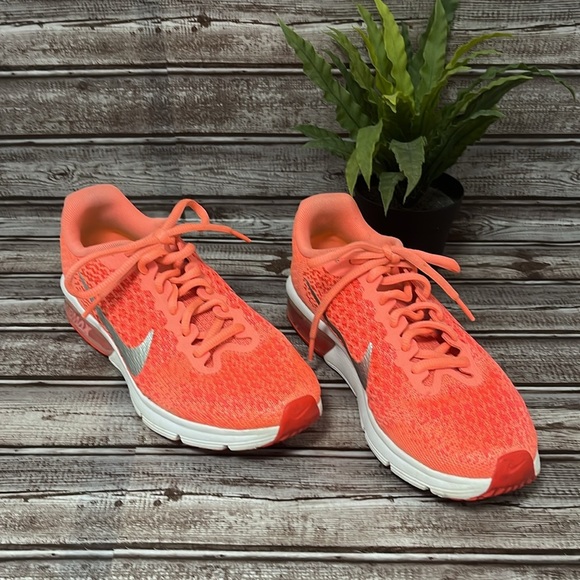 Nike Women's Bright Coral Athletic Shoes size Youth 5 Women’s 7 - Picture 4 of 9